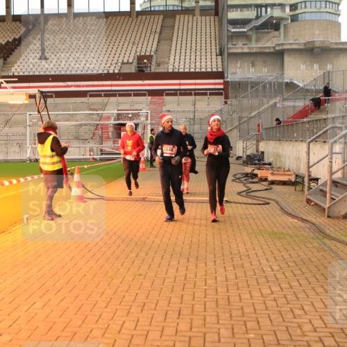 08.12.2024 - St. Pauli X-Mass-Run No. 14 Kathrin Stürmer Photography http://msf.ph/oto/7544186 08.12.2024 10:09:50 Ziel  meine-sportfotos.de