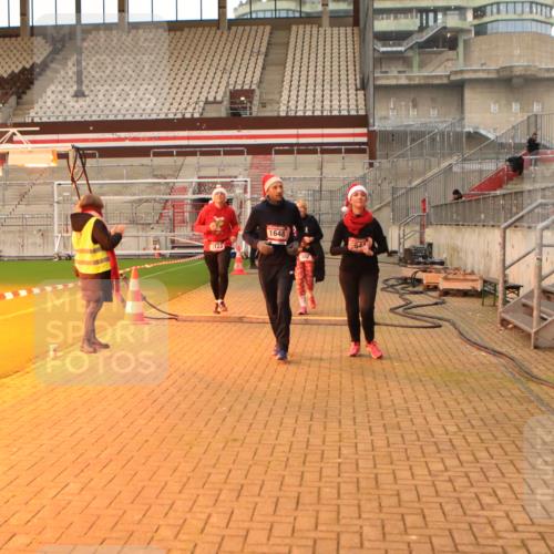 08.12.2024 - St. Pauli X-Mass-Run No. 14 Kathrin Stürmer Photography http://msf.ph/oto/7544187 08.12.2024 10:09:50 Ziel  meine-sportfotos.de