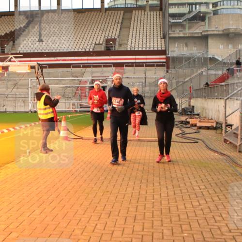 08.12.2024 - St. Pauli X-Mass-Run No. 14 Kathrin Stürmer Photography http://msf.ph/oto/7544189 08.12.2024 10:09:50 Ziel  meine-sportfotos.de