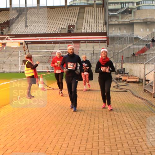 08.12.2024 - St. Pauli X-Mass-Run No. 14 Kathrin Stürmer Photography http://msf.ph/oto/7544191 08.12.2024 10:09:51 Ziel  meine-sportfotos.de