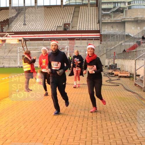 08.12.2024 - St. Pauli X-Mass-Run No. 14 Kathrin Stürmer Photography http://msf.ph/oto/7544194 08.12.2024 10:09:51 Ziel  meine-sportfotos.de