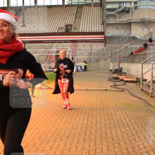 08.12.2024 - St. Pauli X-Mass-Run No. 14 Kathrin Stürmer Photography http://msf.ph/oto/7544201 08.12.2024 10:09:53 Ziel  meine-sportfotos.de