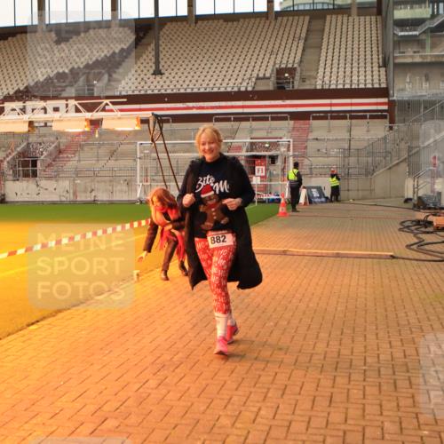 08.12.2024 - St. Pauli X-Mass-Run No. 14 Kathrin Stürmer Photography http://msf.ph/oto/7544204 08.12.2024 10:09:54 Ziel  meine-sportfotos.de