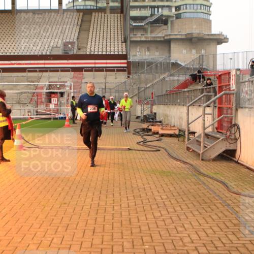 08.12.2024 - St. Pauli X-Mass-Run No. 14 Kathrin Stürmer Photography http://msf.ph/oto/7544213 08.12.2024 10:10:06 Ziel  meine-sportfotos.de