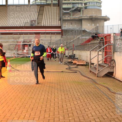 08.12.2024 - St. Pauli X-Mass-Run No. 14 Kathrin Stürmer Photography http://msf.ph/oto/7544215 08.12.2024 10:10:07 Ziel  meine-sportfotos.de