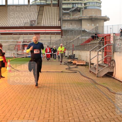 08.12.2024 - St. Pauli X-Mass-Run No. 14 Kathrin Stürmer Photography http://msf.ph/oto/7544216 08.12.2024 10:10:07 Ziel  meine-sportfotos.de