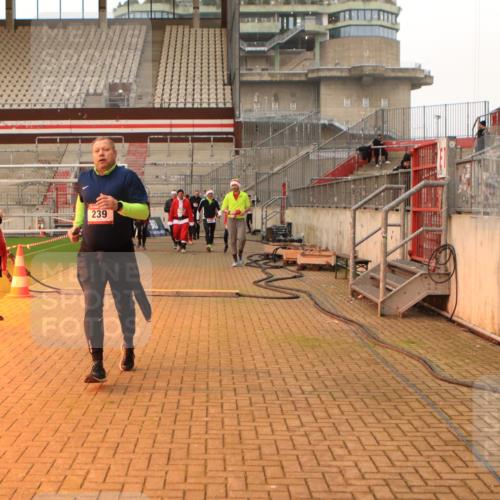 08.12.2024 - St. Pauli X-Mass-Run No. 14 Kathrin Stürmer Photography http://msf.ph/oto/7544218 08.12.2024 10:10:07 Ziel  meine-sportfotos.de