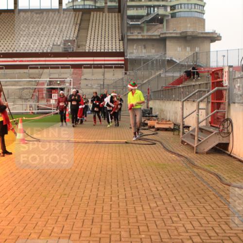 08.12.2024 - St. Pauli X-Mass-Run No. 14 Kathrin Stürmer Photography http://msf.ph/oto/7544235 08.12.2024 10:10:11 Ziel  meine-sportfotos.de