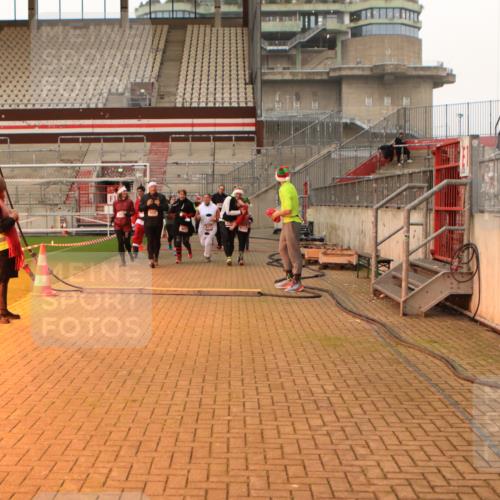 08.12.2024 - St. Pauli X-Mass-Run No. 14 Kathrin Stürmer Photography http://msf.ph/oto/7544239 08.12.2024 10:10:12 Ziel  meine-sportfotos.de