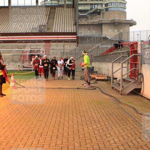08.12.2024 - St. Pauli X-Mass-Run No. 14 Kathrin Stürmer Photography http://msf.ph/oto/7544240 08.12.2024 10:10:12 Ziel  meine-sportfotos.de