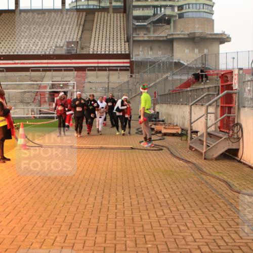 08.12.2024 - St. Pauli X-Mass-Run No. 14 Kathrin Stürmer Photography http://msf.ph/oto/7544242 08.12.2024 10:10:12 Ziel  meine-sportfotos.de