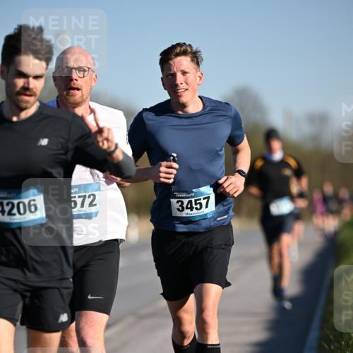 06.04.2025 - 44. Internationalen Wilhelmsburger Insellauf Dr. Thomas Lammeyer http://msf.ph/oto/7549743 06.04.2025 09:19:08 Laufen 4206, 572, 3457 meine-sportfotos.de