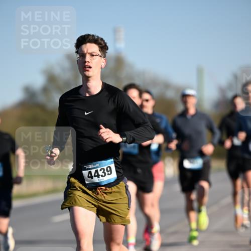 06.04.2025 - 44. Internationalen Wilhelmsburger Insellauf Dr. Thomas Lammeyer http://msf.ph/oto/7549849 06.04.2025 09:19:40 Laufen 4439 meine-sportfotos.de