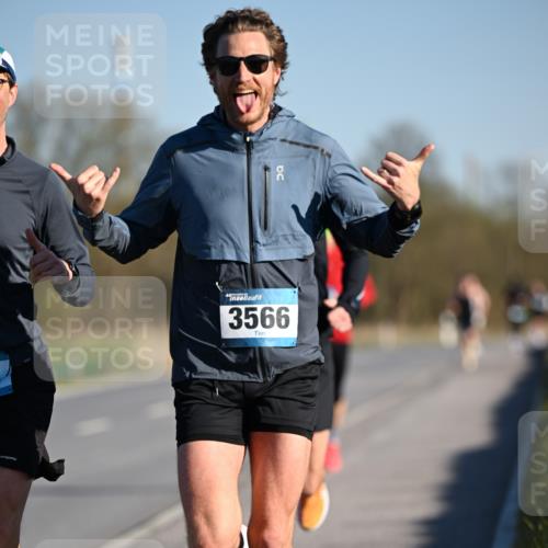 06.04.2025 - 44. Internationalen Wilhelmsburger Insellauf Dr. Thomas Lammeyer http://msf.ph/oto/7549868 06.04.2025 09:19:43 Laufen 3566 meine-sportfotos.de