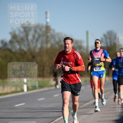 06.04.2025 - 44. Internationalen Wilhelmsburger Insellauf Dr. Thomas Lammeyer http://msf.ph/oto/7549990 06.04.2025 09:20:23 Laufen  meine-sportfotos.de