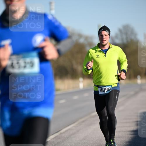 06.04.2025 - 44. Internationalen Wilhelmsburger Insellauf Dr. Thomas Lammeyer http://msf.ph/oto/7550028 06.04.2025 09:20:30 Laufen 5, 219, 4096 meine-sportfotos.de