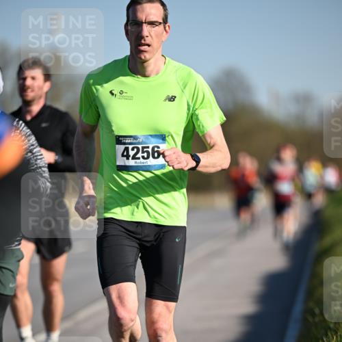 06.04.2025 - 44. Internationalen Wilhelmsburger Insellauf Dr. Thomas Lammeyer http://msf.ph/oto/7550192 06.04.2025 09:21:14 Laufen 4256 meine-sportfotos.de