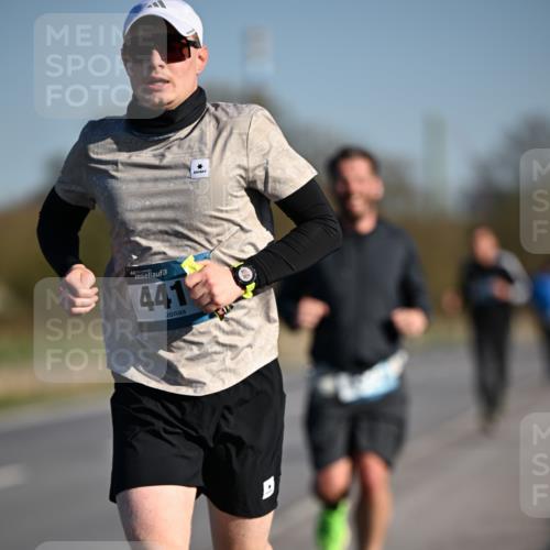 06.04.2025 - 44. Internationalen Wilhelmsburger Insellauf Dr. Thomas Lammeyer http://msf.ph/oto/7550371 06.04.2025 09:21:56 Laufen 441 meine-sportfotos.de