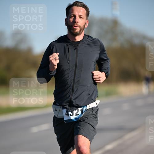 06.04.2025 - 44. Internationalen Wilhelmsburger Insellauf Dr. Thomas Lammeyer http://msf.ph/oto/7550380 06.04.2025 09:21:58 Laufen 4327 meine-sportfotos.de