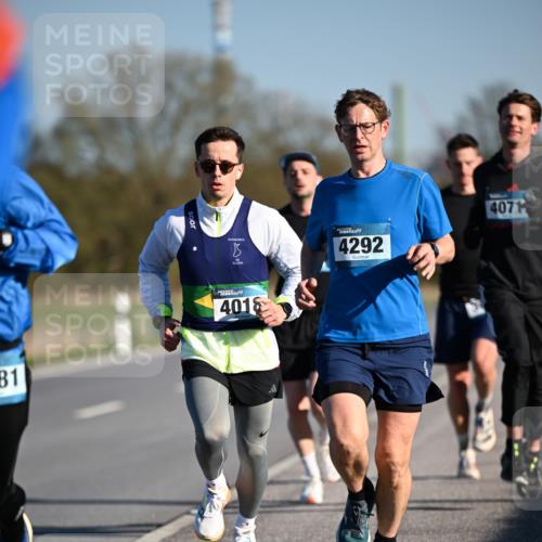 06.04.2025 - 44. Internationalen Wilhelmsburger Insellauf Dr. Thomas Lammeyer http://msf.ph/oto/7550423 06.04.2025 09:22:09 Laufen 81, 4292, 4071, 4018 meine-sportfotos.de