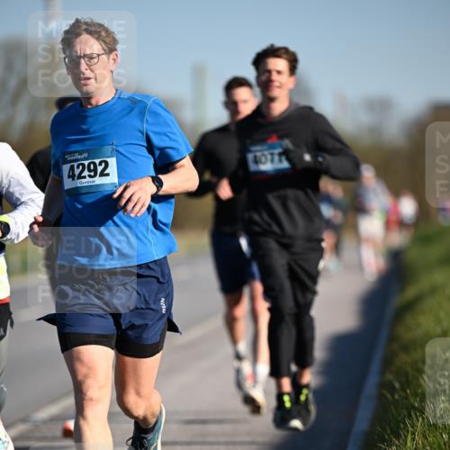 06.04.2025 - 44. Internationalen Wilhelmsburger Insellauf Dr. Thomas Lammeyer http://msf.ph/oto/7550426 06.04.2025 09:22:10 Laufen 4292, 4071 meine-sportfotos.de