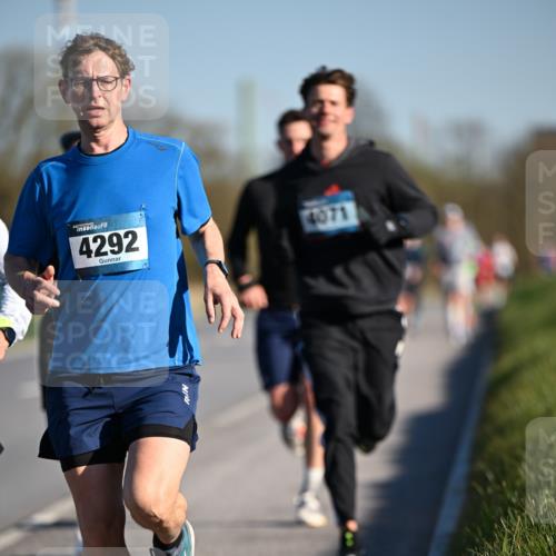 06.04.2025 - 44. Internationalen Wilhelmsburger Insellauf Dr. Thomas Lammeyer http://msf.ph/oto/7550427 06.04.2025 09:22:10 Laufen 4292, 4071 meine-sportfotos.de