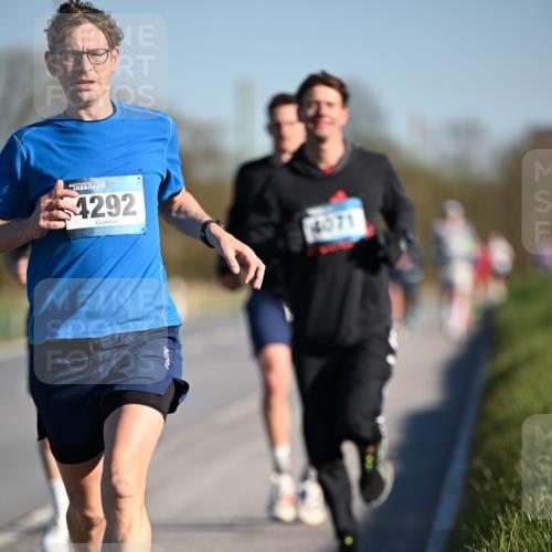06.04.2025 - 44. Internationalen Wilhelmsburger Insellauf Dr. Thomas Lammeyer http://msf.ph/oto/7550428 06.04.2025 09:22:10 Laufen 4292 meine-sportfotos.de