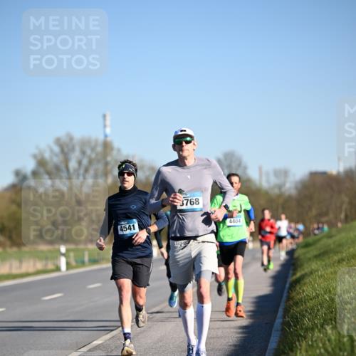 06.04.2025 - 44. Internationalen Wilhelmsburger Insellauf Dr. Thomas Lammeyer http://msf.ph/oto/7550449 06.04.2025 09:22:23 Laufen 4541, 3768, 4404 meine-sportfotos.de