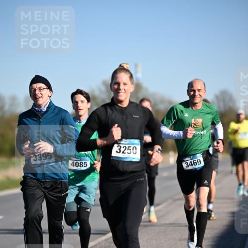 06.04.2025 - 44. Internationalen Wilhelmsburger Insellauf Dr. Thomas Lammeyer http://msf.ph/oto/7550741 06.04.2025 09:23:04 Laufen 3395, 4085, 3250, 3469 meine-sportfotos.de