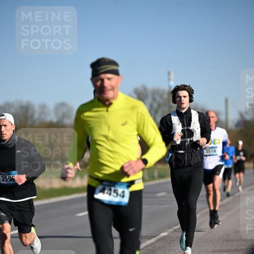 06.04.2025 - 44. Internationalen Wilhelmsburger Insellauf Dr. Thomas Lammeyer http://msf.ph/oto/7551131 06.04.2025 09:23:45 Laufen 359, 4454, 3516 meine-sportfotos.de