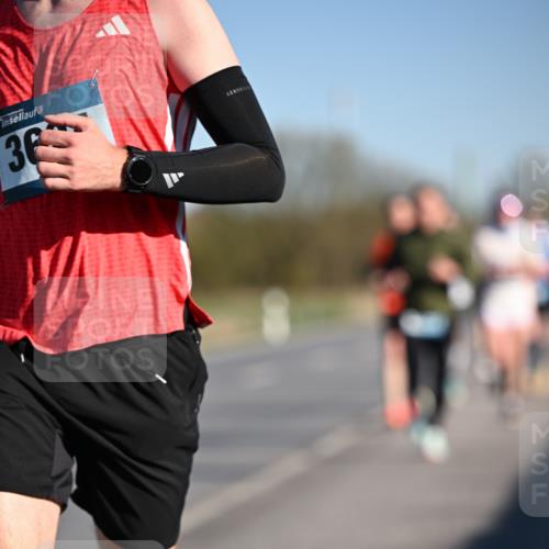 06.04.2025 - 44. Internationalen Wilhelmsburger Insellauf Dr. Thomas Lammeyer http://msf.ph/oto/7551679 06.04.2025 09:24:52 Laufen 36 meine-sportfotos.de