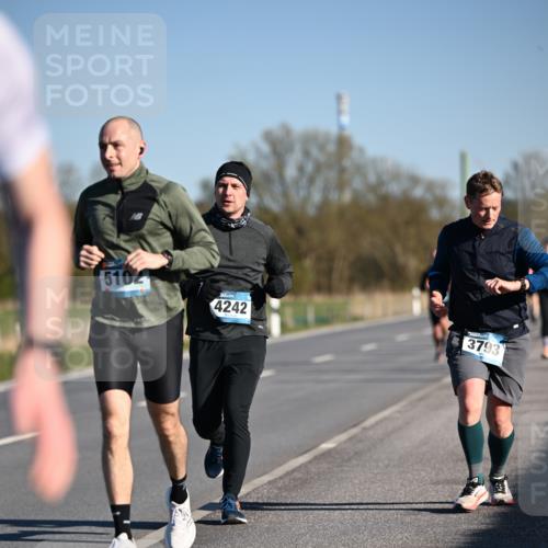 06.04.2025 - 44. Internationalen Wilhelmsburger Insellauf Dr. Thomas Lammeyer http://msf.ph/oto/7551738 06.04.2025 09:24:59 Laufen 5102, 4242, 3793 meine-sportfotos.de
