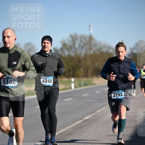 06.04.2025 - 44. Internationalen Wilhelmsburger Insellauf Dr. Thomas Lammeyer http://msf.ph/oto/7551746 06.04.2025 09:24:59 Laufen 5102, 4242, 3793 meine-sportfotos.de