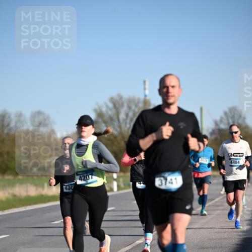 06.04.2025 - 44. Internationalen Wilhelmsburger Insellauf Dr. Thomas Lammeyer http://msf.ph/oto/7551774 06.04.2025 09:25:06 Laufen 408, 4207, 44, 3741, 5129, 4484 meine-sportfotos.de