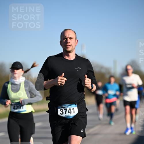 06.04.2025 - 44. Internationalen Wilhelmsburger Insellauf Dr. Thomas Lammeyer http://msf.ph/oto/7551781 06.04.2025 09:25:07 Laufen 4207, 3741 meine-sportfotos.de