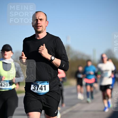 06.04.2025 - 44. Internationalen Wilhelmsburger Insellauf Dr. Thomas Lammeyer http://msf.ph/oto/7551785 06.04.2025 09:25:08 Laufen 4207, 3741 meine-sportfotos.de