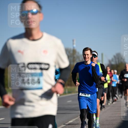 06.04.2025 - 44. Internationalen Wilhelmsburger Insellauf Dr. Thomas Lammeyer http://msf.ph/oto/7551830 06.04.2025 09:25:12 Laufen 4484 meine-sportfotos.de