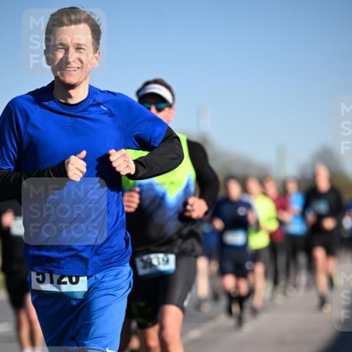 06.04.2025 - 44. Internationalen Wilhelmsburger Insellauf Dr. Thomas Lammeyer http://msf.ph/oto/7551854 06.04.2025 09:25:14 Laufen 3939 meine-sportfotos.de