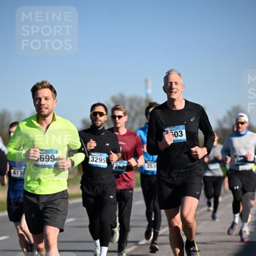 06.04.2025 - 44. Internationalen Wilhelmsburger Insellauf Dr. Thomas Lammeyer http://msf.ph/oto/7551903 06.04.2025 09:25:18 Laufen 417, 699, 3295, 1263, 353, 503 meine-sportfotos.de