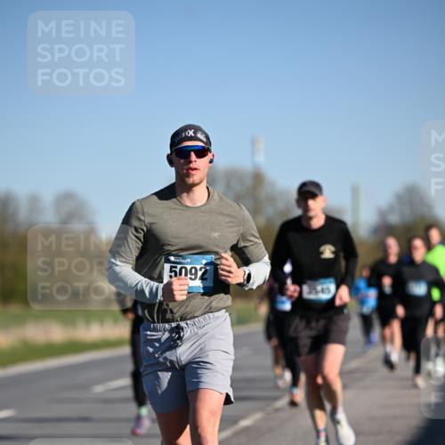 06.04.2025 - 44. Internationalen Wilhelmsburger Insellauf Dr. Thomas Lammeyer http://msf.ph/oto/7552008 06.04.2025 09:25:27 Laufen 5092, 25, 45 meine-sportfotos.de
