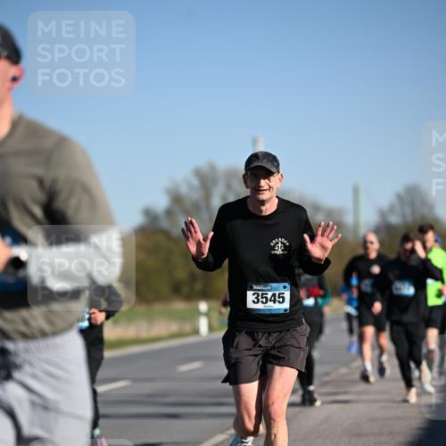 06.04.2025 - 44. Internationalen Wilhelmsburger Insellauf Dr. Thomas Lammeyer http://msf.ph/oto/7552014 06.04.2025 09:25:28 Laufen 56, 3545 meine-sportfotos.de