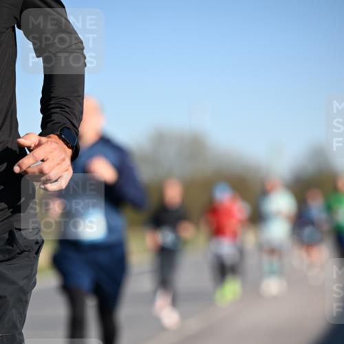 06.04.2025 - 44. Internationalen Wilhelmsburger Insellauf Dr. Thomas Lammeyer http://msf.ph/oto/7552160 06.04.2025 09:25:42 Laufen  meine-sportfotos.de