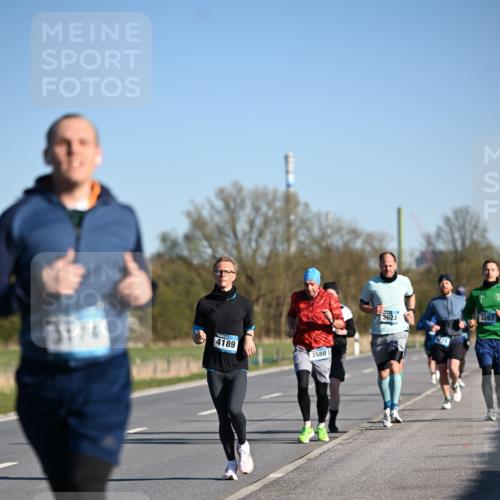 06.04.2025 - 44. Internationalen Wilhelmsburger Insellauf Dr. Thomas Lammeyer http://msf.ph/oto/7552162 06.04.2025 09:25:42 Laufen 3174, 4189, 3588, 3623, 3267 meine-sportfotos.de