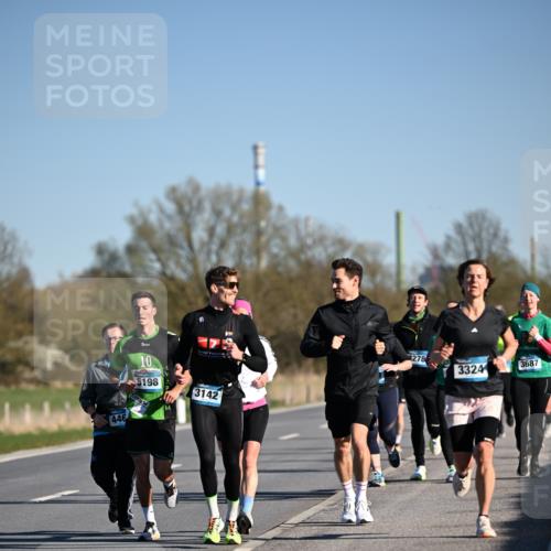 06.04.2025 - 44. Internationalen Wilhelmsburger Insellauf Dr. Thomas Lammeyer http://msf.ph/oto/7553160 06.04.2025 09:27:25 Laufen 446, 10, 5198, 3142, 4278, 3324, 3687 meine-sportfotos.de