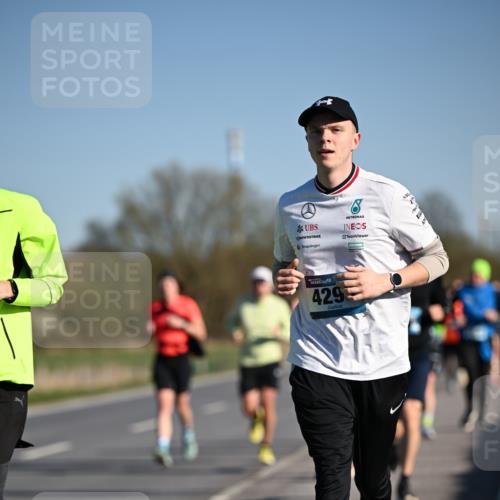 06.04.2025 - 44. Internationalen Wilhelmsburger Insellauf Dr. Thomas Lammeyer http://msf.ph/oto/7553337 06.04.2025 09:27:40 Laufen 17, 429 meine-sportfotos.de