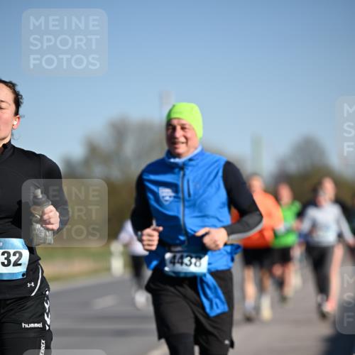06.04.2025 - 44. Internationalen Wilhelmsburger Insellauf Dr. Thomas Lammeyer http://msf.ph/oto/7553425 06.04.2025 09:27:48 Laufen 32, 4438 meine-sportfotos.de