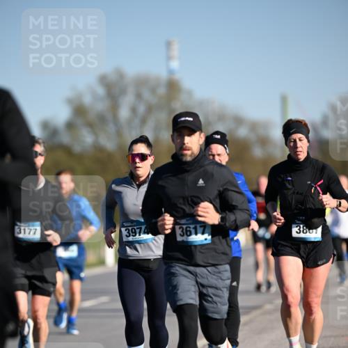 06.04.2025 - 44. Internationalen Wilhelmsburger Insellauf Dr. Thomas Lammeyer http://msf.ph/oto/7553749 06.04.2025 09:28:20 Laufen 3177, 3974, 3617, 3807 meine-sportfotos.de