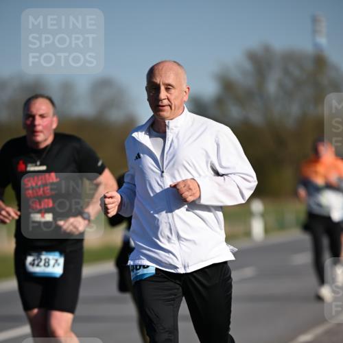 06.04.2025 - 44. Internationalen Wilhelmsburger Insellauf Dr. Thomas Lammeyer http://msf.ph/oto/7553875 06.04.2025 09:28:31 Laufen 4287 meine-sportfotos.de