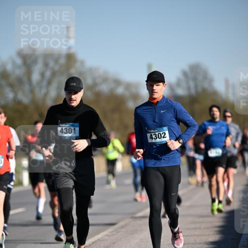06.04.2025 - 44. Internationalen Wilhelmsburger Insellauf Dr. Thomas Lammeyer http://msf.ph/oto/7553968 06.04.2025 09:28:40 Laufen 4301, 4302 meine-sportfotos.de