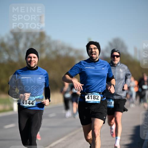 06.04.2025 - 44. Internationalen Wilhelmsburger Insellauf Dr. Thomas Lammeyer http://msf.ph/oto/7554036 06.04.2025 09:28:45 Laufen 4144, 4182 meine-sportfotos.de